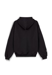 Sudadera negra con bolsillo canguro, puños y dobladillo acanalados. Cuenta con una capucha con cordón y un pequeño logo en la manga izquierda. Textura suave.