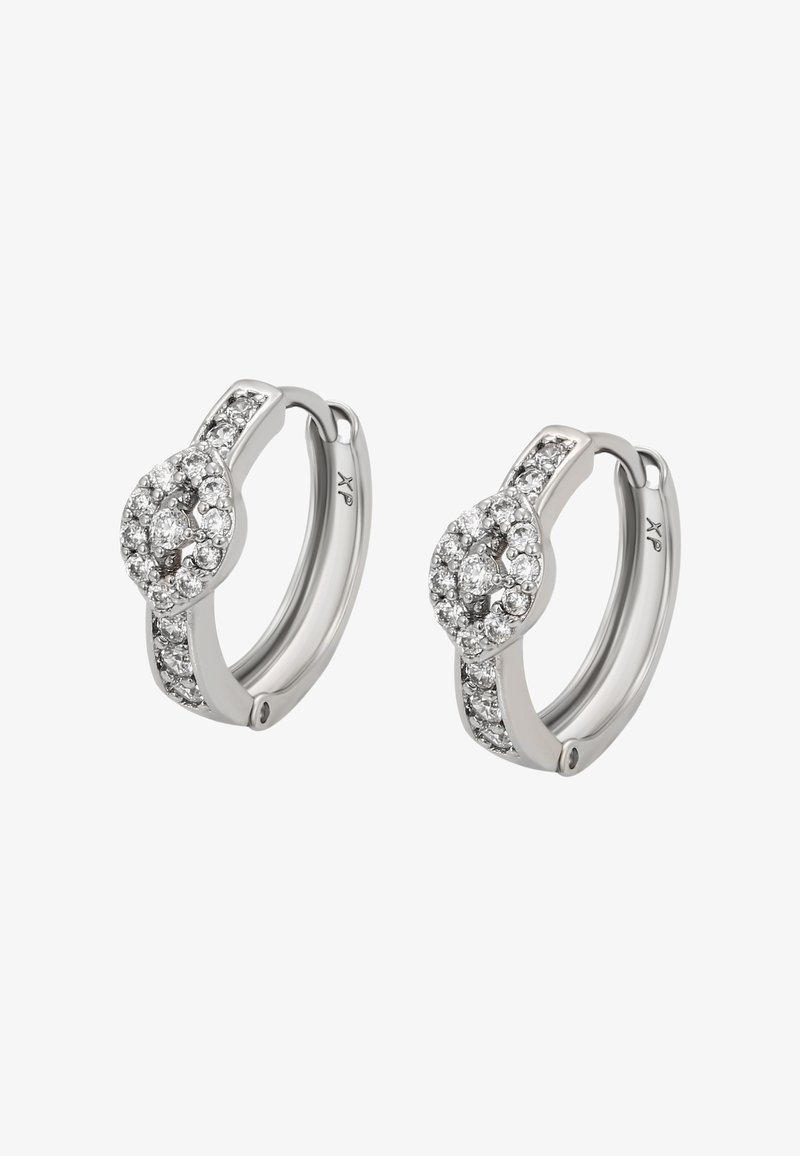 Sudraba riņķveida auskari ar centrālo ovālu grupu no maziem apaļiem dimantiem un papildus dimantiem, kas iegravēti gar priekšējiem malām.