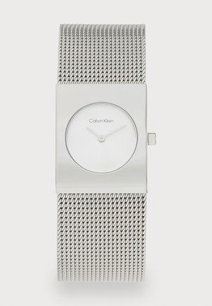 Montre-bracelet Calvin Klein en argent avec un cadran rectangulaire, un bracelet en maille, un cadran minimaliste sans chiffres, affichant l'heure 10h10.
