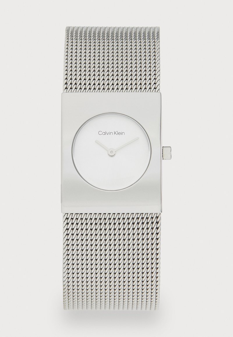 Relógio de pulso prateado da Calvin Klein com mostrador retangular, bracelete em malha, mostrador minimalista e sem números, indicando a hora 10:10.