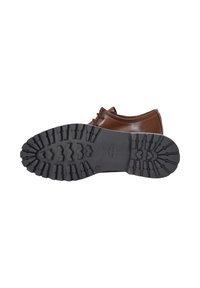 Scarpa in pelle marrone con suola in gomma nera testurizzata caratterizzata da pattern a zigzag e scanalature per una migliore aderenza. Design classico con lacci.