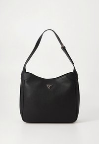 Bolso de hombro de cuero sintético negro con forma curva, que presenta un logo triangular dorado y una única correa ajustable.