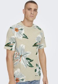 Only & Sons ONSKLOP FLORAL TEE  - T-shirts med print - beige
