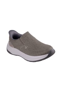 Zapato gris sin cordones con parte superior de tela texturizada, media suela blanca y suela de goma negra. Presenta costuras mínimas y un collar acolchado.