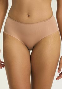 Beżowa, prążkowana bielizna o wysokim stanie, miękka w dotyku i z bezszwowymi krawędziami zapewniającymi gładkie dopasowanie. Bez widocznych elementów metalowych ani ozdób.