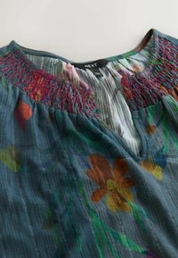 Ei valittu, navy floral print