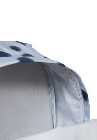 Zaino azzurro chiaro con pois blu scuro, design elegante, finitura in tessuto morbido e apertura con cerniera che rivela un interno liscio e foderato.