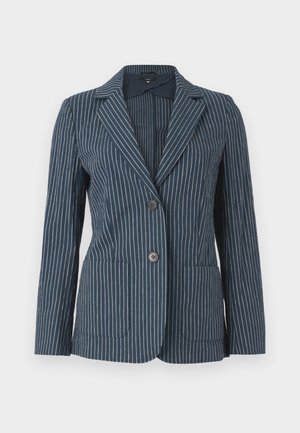 Μπλε σακάκι με λευκές κάθετες λεπτές ρίγες, δύο μπροστινά κουμπιά, πέτο με εγκοπές και δύο τσέπες με προσθήκη, απεικονίζεται σε απλό φόντο.