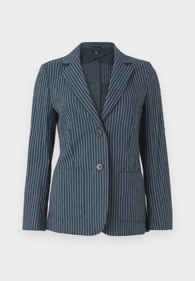 Μπλε σακάκι με λευκές κάθετες λεπτές ρίγες, δύο μπροστινά κουμπιά, πέτο με εγκοπές και δύο τσέπες με προσθήκη, απεικονίζεται σε απλό φόντο.