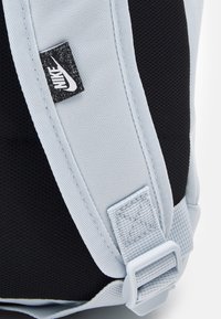 Nike Sportswear UNISEX - Mochila - aura/black/amethyst