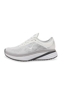Zapatilla deportiva blanca con parte superior de malla, acentos grises, diseño ligero, collar acolchado y suela de goma negra con patrón de olas.
