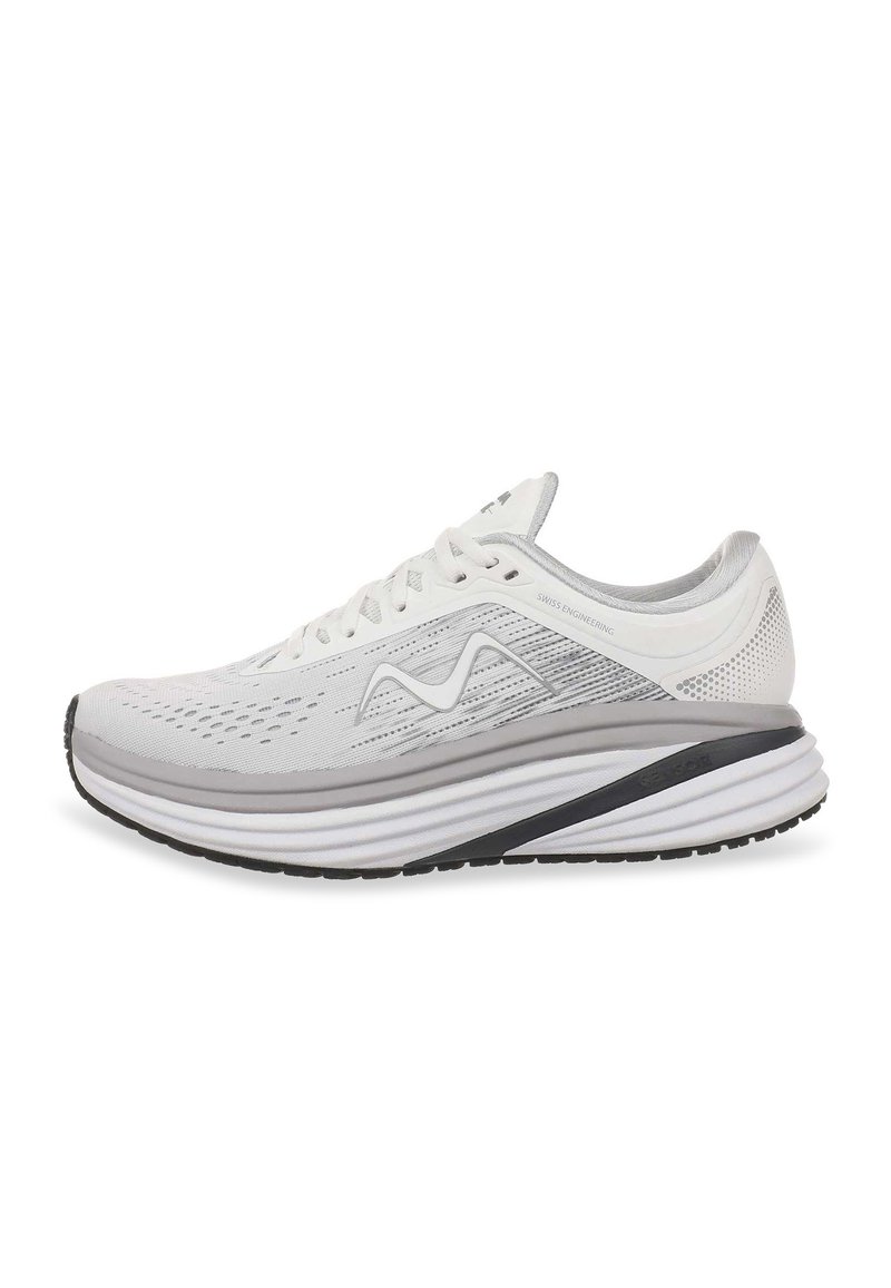 Zapatilla deportiva blanca con parte superior de malla, acentos grises, diseño ligero, collar acolchado y suela de goma negra con patrón de olas.