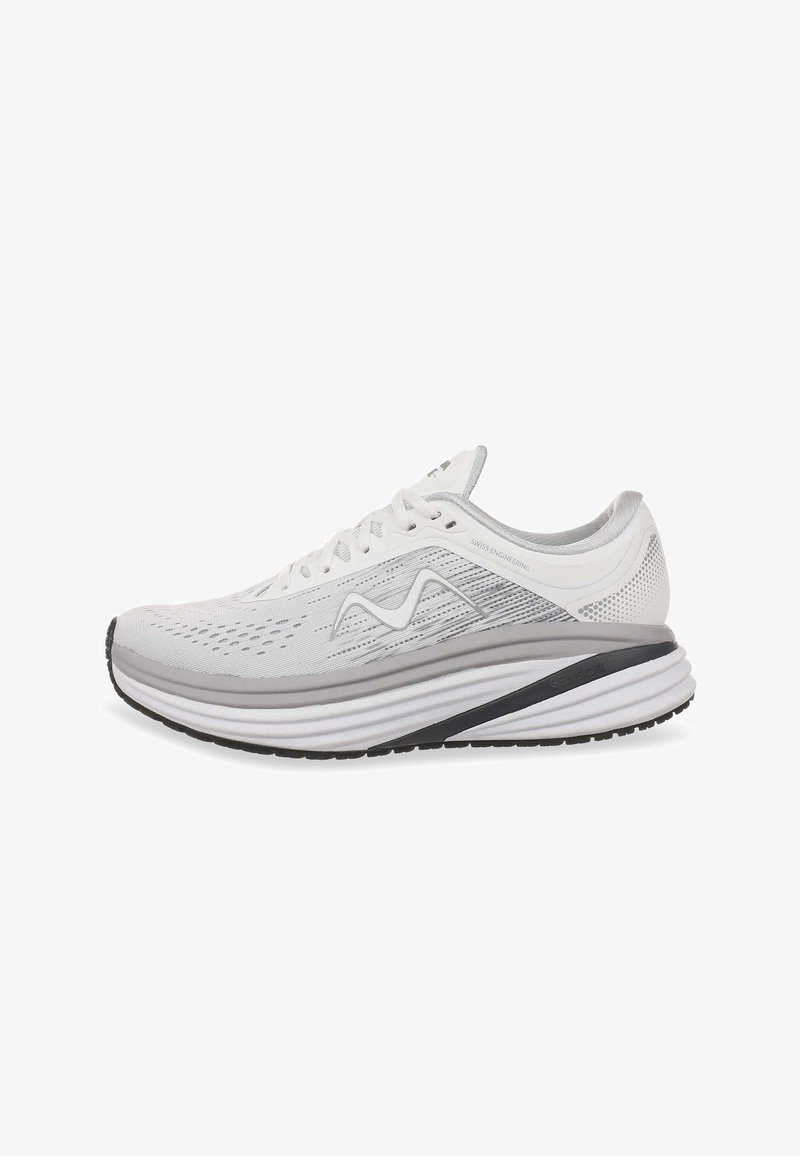 Zapatilla deportiva blanca con parte superior de malla, acentos grises, diseño ligero, collar acolchado y suela de goma negra con patrón de olas.