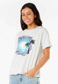 Lys grå t-shirt lavet af bomuld med en afslappet pasform. Den har et farverigt grafisk motiv af palmer og en solnedgang, med teksten "Surfing Co."