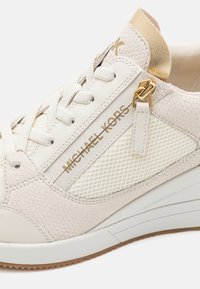 MICHAEL Michael Kors DARBY WEDGE TRAINER - Trainers - cream