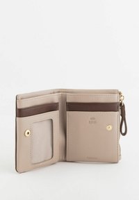 Portefeuille en cuir beige avec des accents bruns, protection RFID, deux emplacements pour cartes, une fenêtre transparente pour ID et un compartiment zippé. Détails en métal doré.