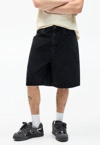 PULL&BEAR - LOOSE BAGGY- BERMUDA  - Kratke hlače od trapera - black Minijatura 1