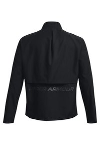Giacca nera a maniche lunghe con colletto alto, dotata di uno spacco posteriore e con "UNDER ARMOUR" stampato in materiale riflettente in vita.