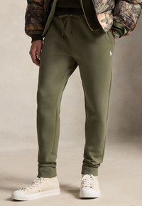 Nevybrané, cruise olive