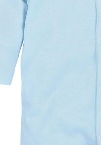 Jasnoniebieska koszula z krótkimi rękawami, uszyta z miękkiego materiału bawełnianego, z zapięciem na guziki z przodu. Gładka faktura bez widocznych wzorów.