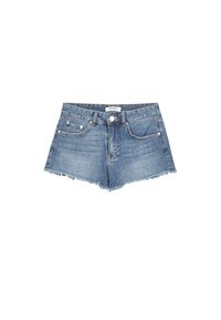 Pantalones cortos de mezclilla en azul claro con un dobladillo deshilachado, que presentan una cinturilla con botón, dos bolsillos delanteros y detalles de costura sutiles.