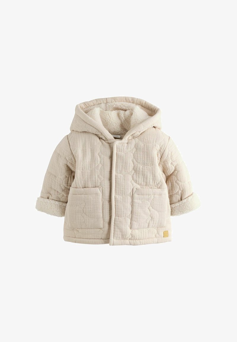 Veste matelassée couleur crème pour tout-petit avec capuche, deux poches avant et doublure polaire douce visible aux poignets et à l'intérieur de la capuche.