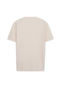 Maglietta in cotone beige chiaro, maniche corte, colletto rotondo, texture liscia, visione dal retro senza decorazioni con bordi puliti e cuciture minime.
