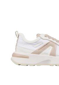 Sneaker bianco e beige con suola spessa, tomaia in tessuto testurizzato, design con lacci e un sottile accento del marchio sul lato.