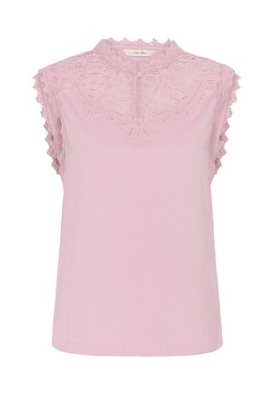Blouse rose sans manches avec détails en dentelle sur les épaules et le haut de la poitrine, bords festonnés et petite fermeture par bouton au col.