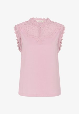 Ružová blúzka bez rukávov s krajkovými detailmi na ramenách a hornej časti hrudníka, s vlnitými okrajmi a malým zapínaním na gombík pri golieri.