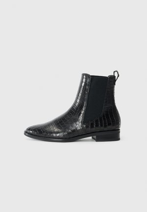 Schwarze, aus Krokodilleder geprägte Ankle Boots mit elastischen Seiteneinsätzen, spitzer Zehenpartie, Zuglasche und niedrigem Blockabsatz. Glatte Textur.