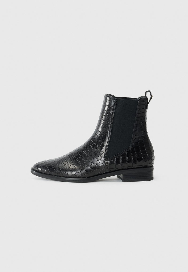 Schwarze, aus Krokodilleder geprägte Ankle Boots mit elastischen Seiteneinsätzen, spitzer Zehenpartie, Zuglasche und niedrigem Blockabsatz. Glatte Textur.