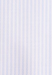 Tissu léger avec un motif subtil et texturé présentant de fines rayures verticales en bleu pâle et blanc. Finition lisse, matériau doux.