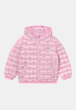 Giacca a vento rosa con cappuccio, caratterizzata da un design a motivo con orsetti cartoon ricamati, chiusura con zip frontale e polsini elastici. Tessuto liscio.