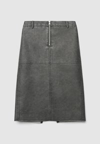 Gonna grigia in ecopelle con linea dritta, lunghezza al ginocchio, con cerniera centrale e dettagli di cuciture visibili.