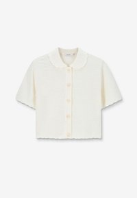 Korte mouwen, cropped cardigan van crème breigoed. Heeft een geschulpte kraag en vijf knopen aan de voorkant voor sluiting.