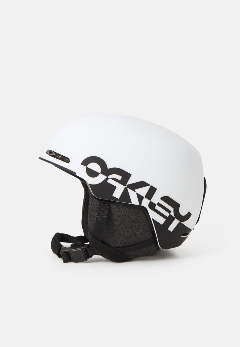 Weißer Skihelm mit matter Oberfläche, ausgestattet mit einem auffälligen schwarzen Logodesign. Enthält verstellbare Riemen und ein strukturiertes Innenfutter.