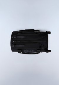 Černý sportovní vak z odolné tkaniny, vybavený dvěma horními madly, zipy a logem na jedné straně. Obdélníkový tvar.