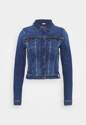 Donkerblauwe spijkerjack met knoopsluiting aan de voorkant, borstzakken met kleppen, lange mouwen en getailleerde taille, weergegeven op een witte achtergrond.