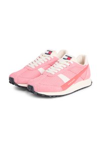 Ροζ αθλητικά παπούτσια με πλέγμα και υφή από σουέτ, με λευκές λεπτομέρειες, λογότυπο και λαστιχένια σόλα για πρόσφυση.