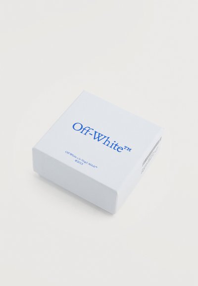 Λευκό κουτί με την επωνυμία Off-White, με μπλε κείμενο που περιλαμβάνει "Off-White™" και "Off-White c/o Virgil Abloh ©2013", σε απλό φωτεινό φόντο.