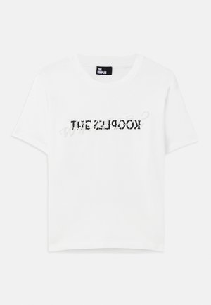 Weißes Baumwoll-T-Shirt mit kurzen Ärmeln und rundem Halsausschnitt, mit einem schwarzen grafischen Textdesign, das "THE KOOPLES" liest.
