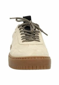 Baskets basses en daim crème avec une épaisse semelle en caoutchouc marron. Présente des lacets texturés à motifs noir et blanc. Vue de face.