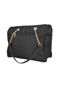 Bolso de nylon negro con asas de cadena dorada, un bolsillo frontal con cremallera, forma rectangular y una superficie suave y texturizada.