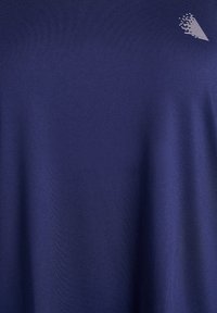 Marineblaues Kurzarmhemd aus glattem Stoff. Verfügt über ein kleines weißes geometrisches Logo auf der oberen rechten Seite.