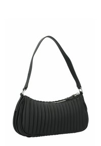 Zwarte handtas van textuurmateriaal met verticale plooien, een gebogen vorm en een dunne schouderband. Voorzien van een zilveren ritsluiting.