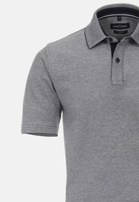 Grå pikétröja med korta ärmar, kontrasterande krage, plagg med två knappar och textilstruktur. Har subtil dekor på ärmarna.