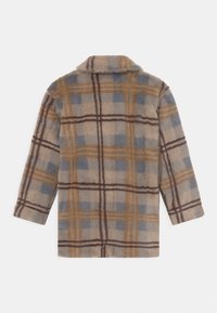 Abrigo de cuadros de gran tamaño y suave, en tonos beige, gris y marrón. Cuenta con un cuello, mangas largas y una textura esponjosa con patrón de cuadros.