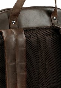 Borsa in pelle marrone con superficie testurizzata, dotata di lati in rete spessa e manici robusti e rivettati per resistenza e supporto.