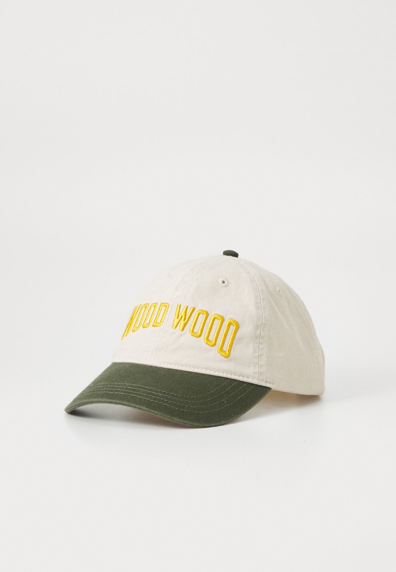 Boné em algodão creme com uma viseira verde escura. Apresenta "WOOD WOOD" bordado em amarelo na frente. Tecido texturizado, faixa ajustável.